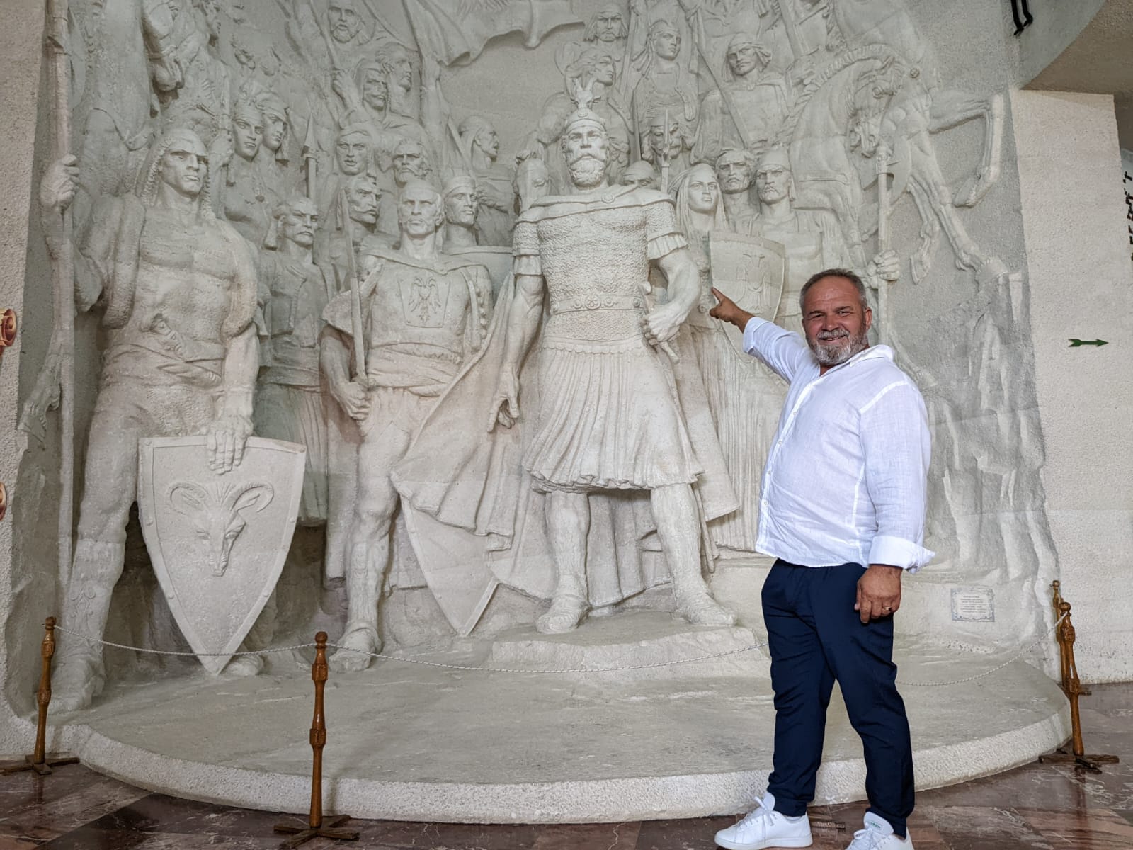 Fatmiri  nga Çermë Sektori po realizon vendosjen e bustit të Skënderbeut tek Arbëreshët në Kalabri .