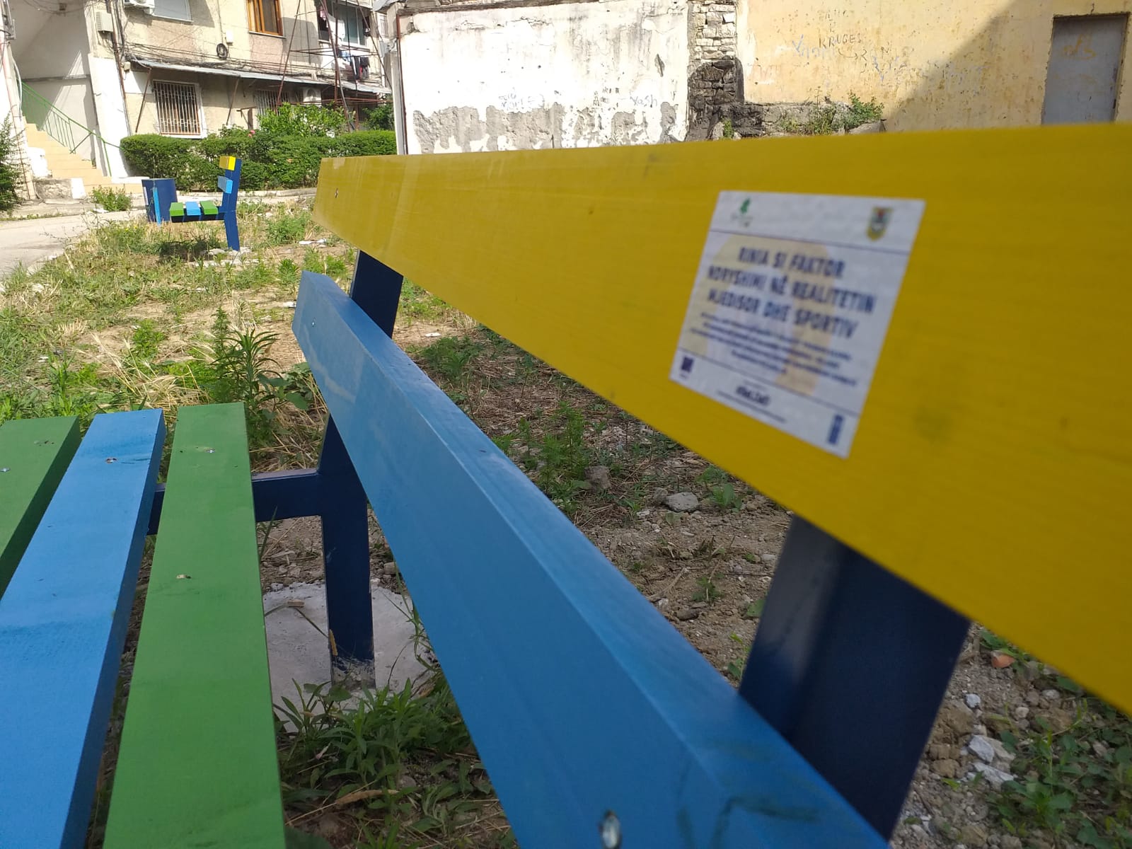 RELOAD2/ Perfundon montimi i stolave te rinj ne lagjien “G. Muço”